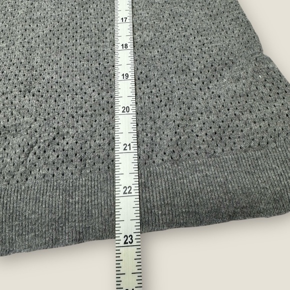 Banana Republic Gray Crew Neck perforated Sweater size XS - Picture 5 of 7